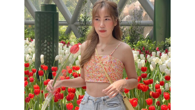 Blossoms Crop top สายเดี่ยวดอกไม้ Blossoms Crop top สายเดี่ยวดอกไม้
