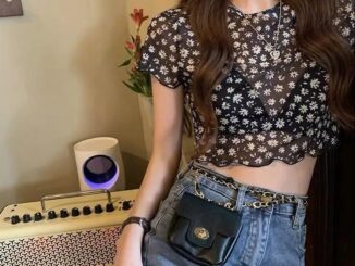 เสื้อยืดแขนสั้น ผ้าตาข่าย แบบบางเซ็กซี่ เข้ารูป ลายดอกไม้ และดอกเดซี่ สําหรับผู้หญิง